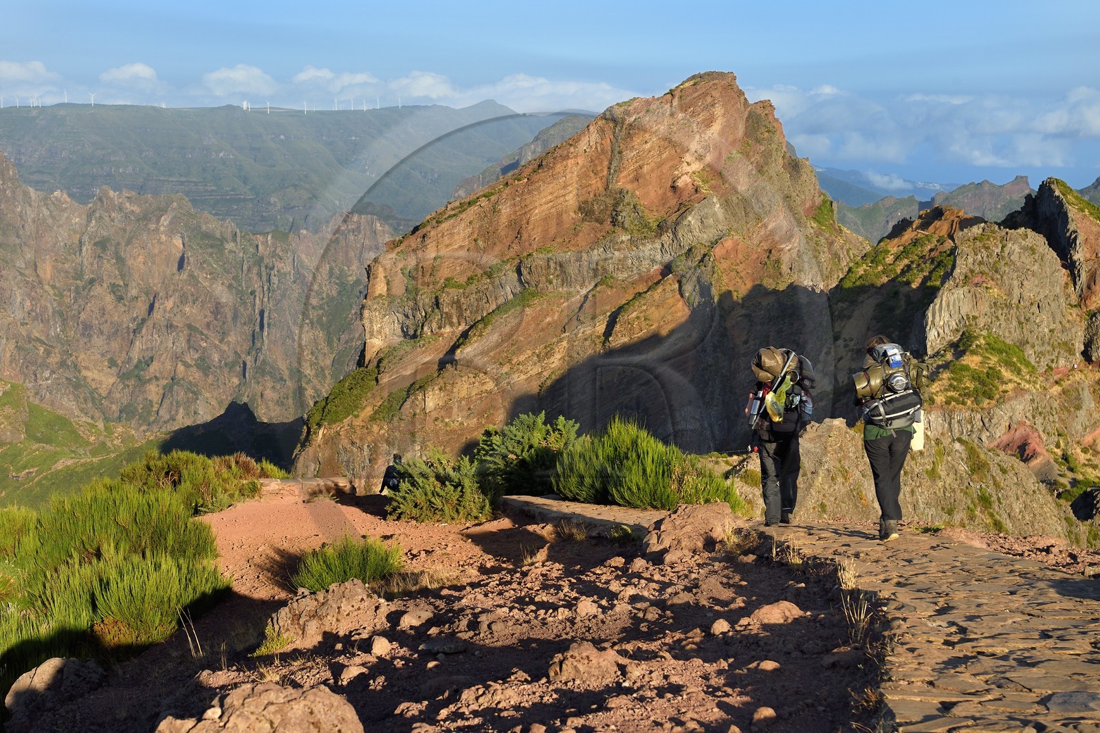 Portugal, Ile de Madère, randonneurs sur le sentier du Vereda do Areeiro entre les monts Pico Ruivo (1862m) et Pico Arieiro (1817m), vue depuis le Pico Arieiro sur la chaine de montagnes centrale