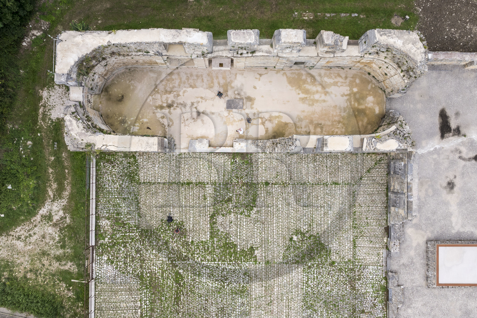 France, Côte-d'Or (21), Curtil-Vergy, ruines de l'abbaye Saint-Vivant de Vergy, l'église abbatiale (vue aérienne)