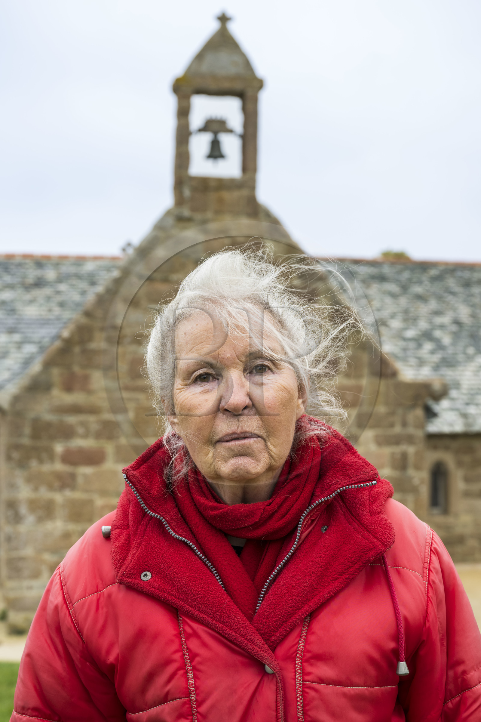 France, Côtes-d'Armor (22), Côte de Granit Rose, Perros-Guirec, Ploumanac'h, la chapelle Saint-Guirec, Josette Le Guluch, présidente de l'association du Pardon de Saint-Guirec