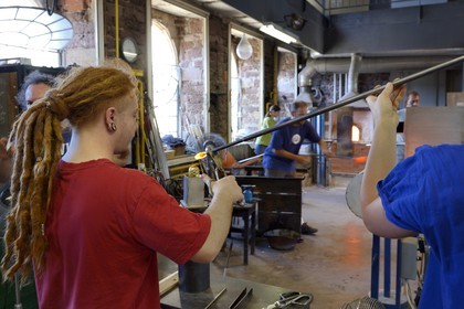 France, Moselle (57), Meisenthal, Centre international d'Art verrier (CIAV), fabrication d'une boule de Noël en verre