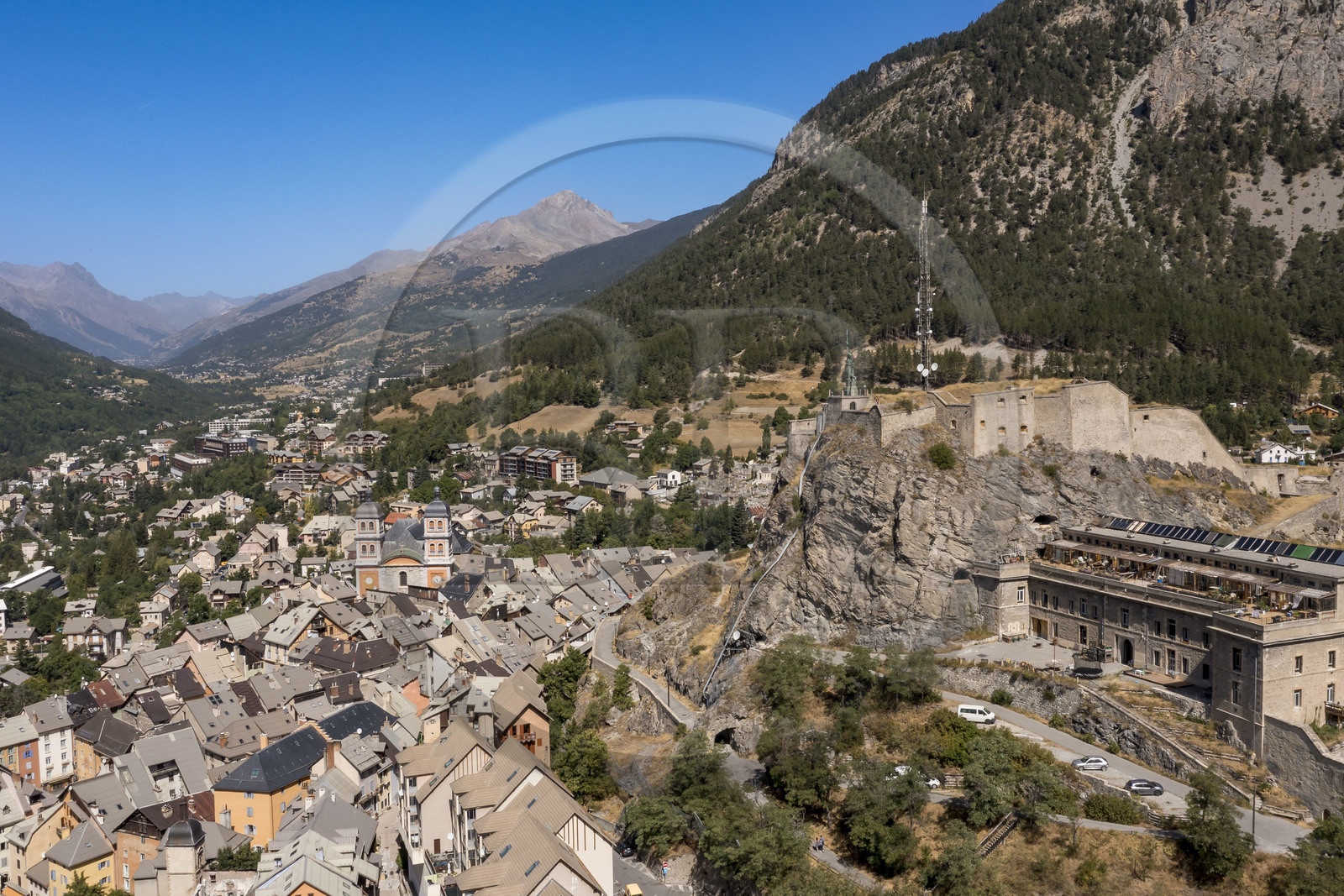 France, Hautes Alpes (05), Briançon, site Vauban classé Patrimoine Mondial de l'UNESCO, le Fort du Chateau dominant la vieille ville dans l'enceinte de la citadelle avec les clochers de la collégiale Notre-Dame-et-Saint-Nicolas (vue aérienne)