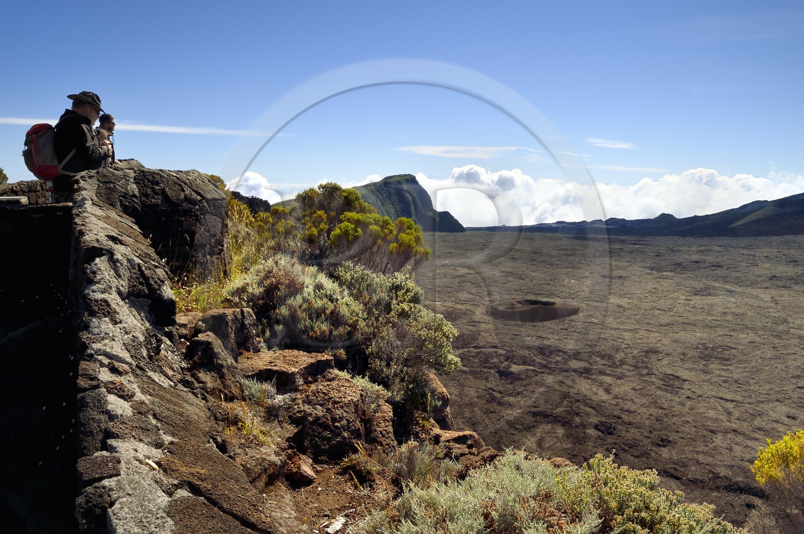 France, Ile de la Reunion, Parc National de la Réunion classé Patrimoine Mondial de l'UNESCO, volcan du Piton de la Fournaise, le cratère Formica Léo dans la caldera vu depuis le Pas de Bellecombe