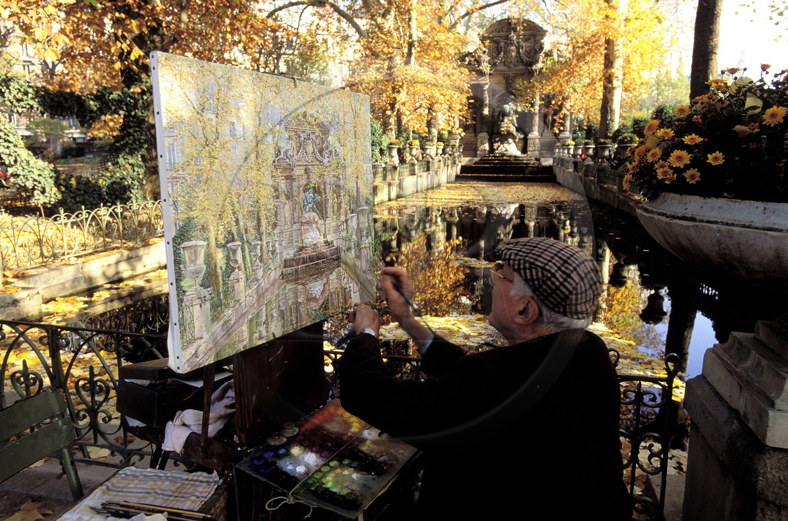 France, Paris (75), jardin du Luxembourg, un peintre devant la fontaine de Médicis