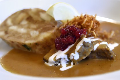 République Tchèque, Prague, centre historique classé Patrimoine Mondial de l'UNESCO, quartier Mala Strana, restaurant Malostranska Beseda, boeuf braisé dans une sauce crémeuse avec quenelles de pain (knedlik)