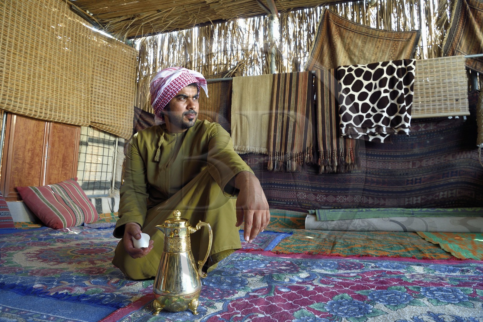 Sultanat d'Oman, gouvernorat de Ash Sharqiyah, désert des Wahiba Sands ou Sharqiya Sands, village bédouin de al-Wasil, Mohamed al-Badri sert le café