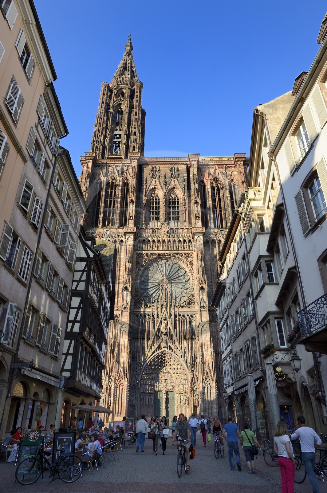 France, Bas-Rhin (67), Strasbourg, vieille ville classée au Patrimoine Mondial de l'UNESCO, la cathédrale Notre-Dame et la rue mercière