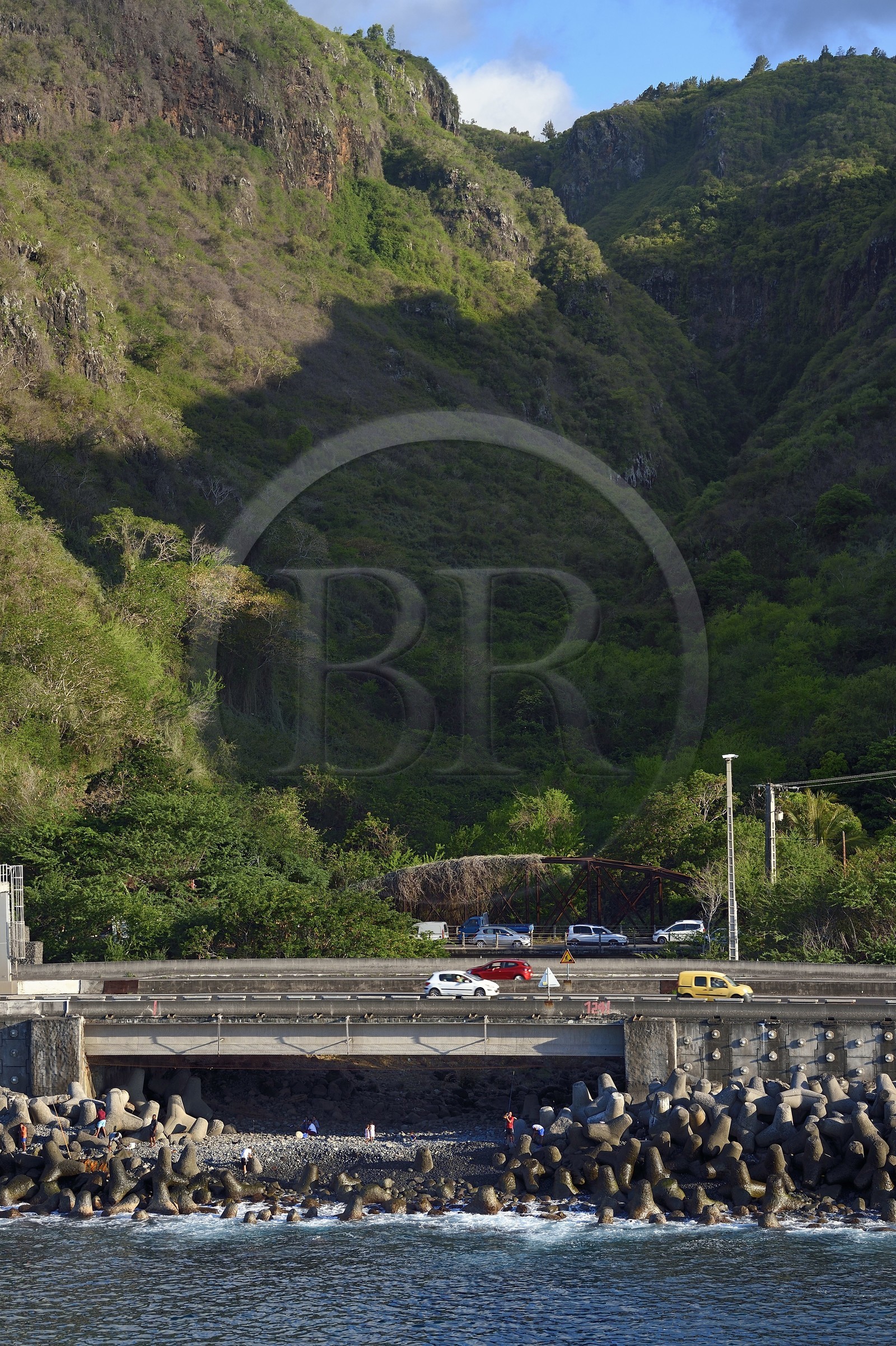 France, Ile de la Reunion, La Possession, l'ancienne route nationale Route du Littoral entre la capitale Saint-Denis et le principal port de commerce à l’Ouest, pêcheurs à la ligne sous la voie rapide