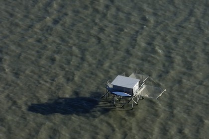 France, Charente-Maritime (17), carrelets aux abords de l'Ile Madame (vue aérienne)