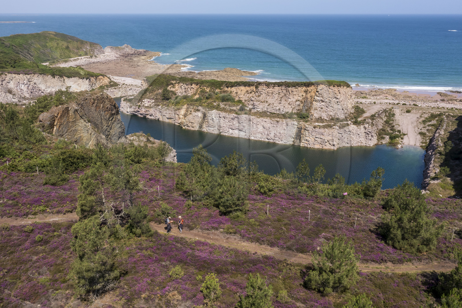 France, Côtes d'Armor (22), Grand Site de France Cap d'Erquy – Cap Fréhel, Fréhel, randonneurs sur le chemin de Grande Randonnée GR34 et les carrières de Fréhel en arrière plan (vue aérienne)