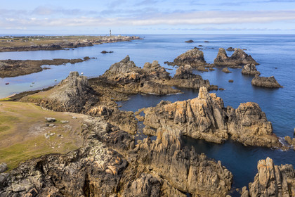France, Finistère (29), Mer d'Iroise, Ile d'Ouessant, la cote dechiquetée et les rochers de la cote Nord, le phare du Créac'h en arrière plan (vue aérienne)