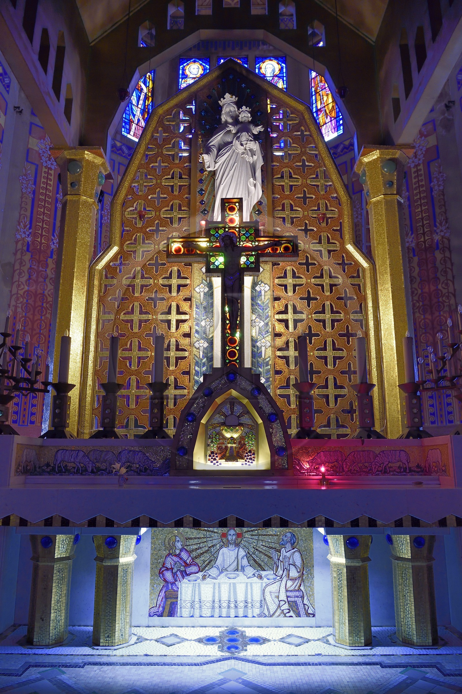France, Alpes-Maritimes (06), Nice, l’église Notre-Dame-Auxiliatrice de style Art déco, l'autel