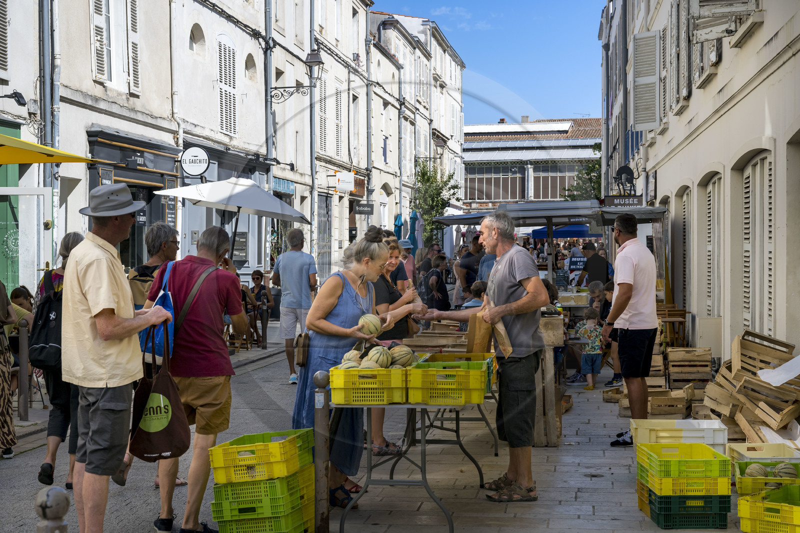 France, Charente-Maritime (17), La Rochelle, marché rue des Dames menant au vieux marché couvert du XIXème siècle