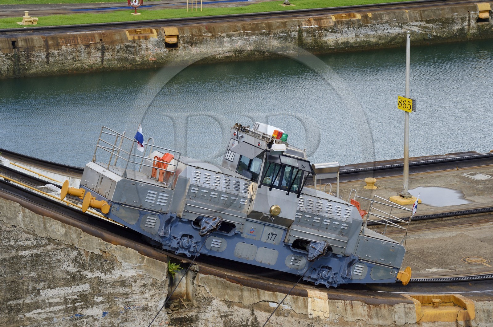 Panama, province de Colon, Canal de Panama, écluses de Gatun, mule mécanique ou locomotive électrique qui guide les cargos Panamax entre les murs de l'écluse