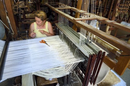 France, Var (83), Presqu'Ile de Saint-Tropez, Cogolin, la Manufacture Cogolin fabrique des tapis depuis 1924, la plupart sont tissés par lés sur des métiers Jacquard à bras du XIXème siècle, nouage