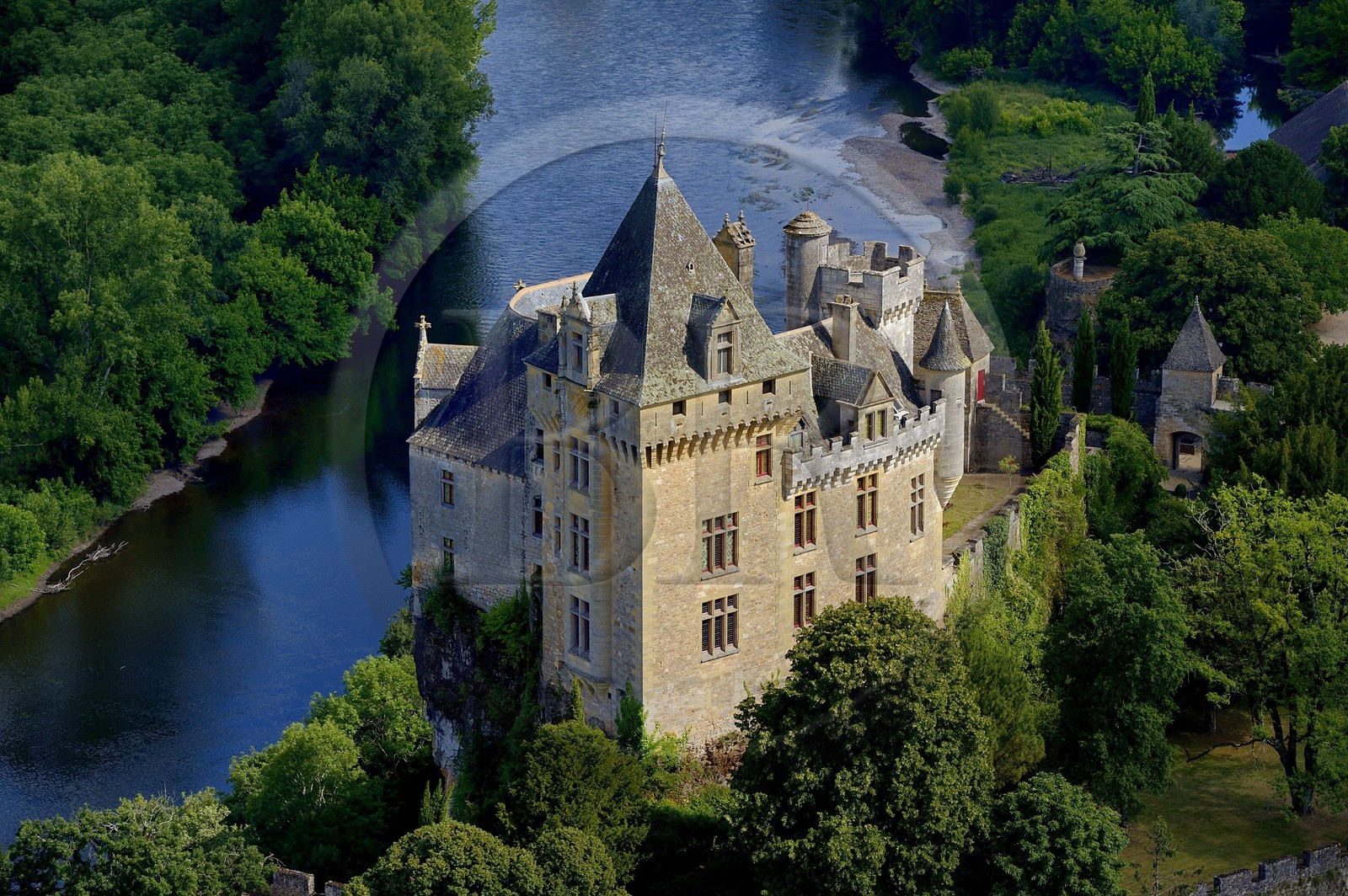 France, Dordogne (24), Périgord Noir, vallée de la Dordogne, Vitrac, le chateau de Montfort surplombant la Dordogne (vue aérienne)