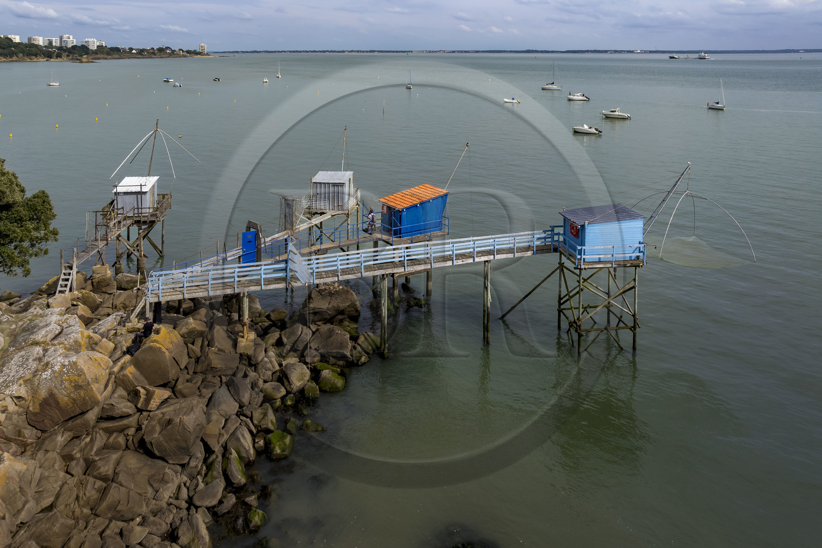 France, Loire-Atlantique (44), Estuaire de la Loire, Saint-Nazaire, plage de Trébézy, pêcheries de Gavy, le pêcheur Roland Dupont dans sa cabane de pêche traditionnelle au carrelet (vue aérienne)