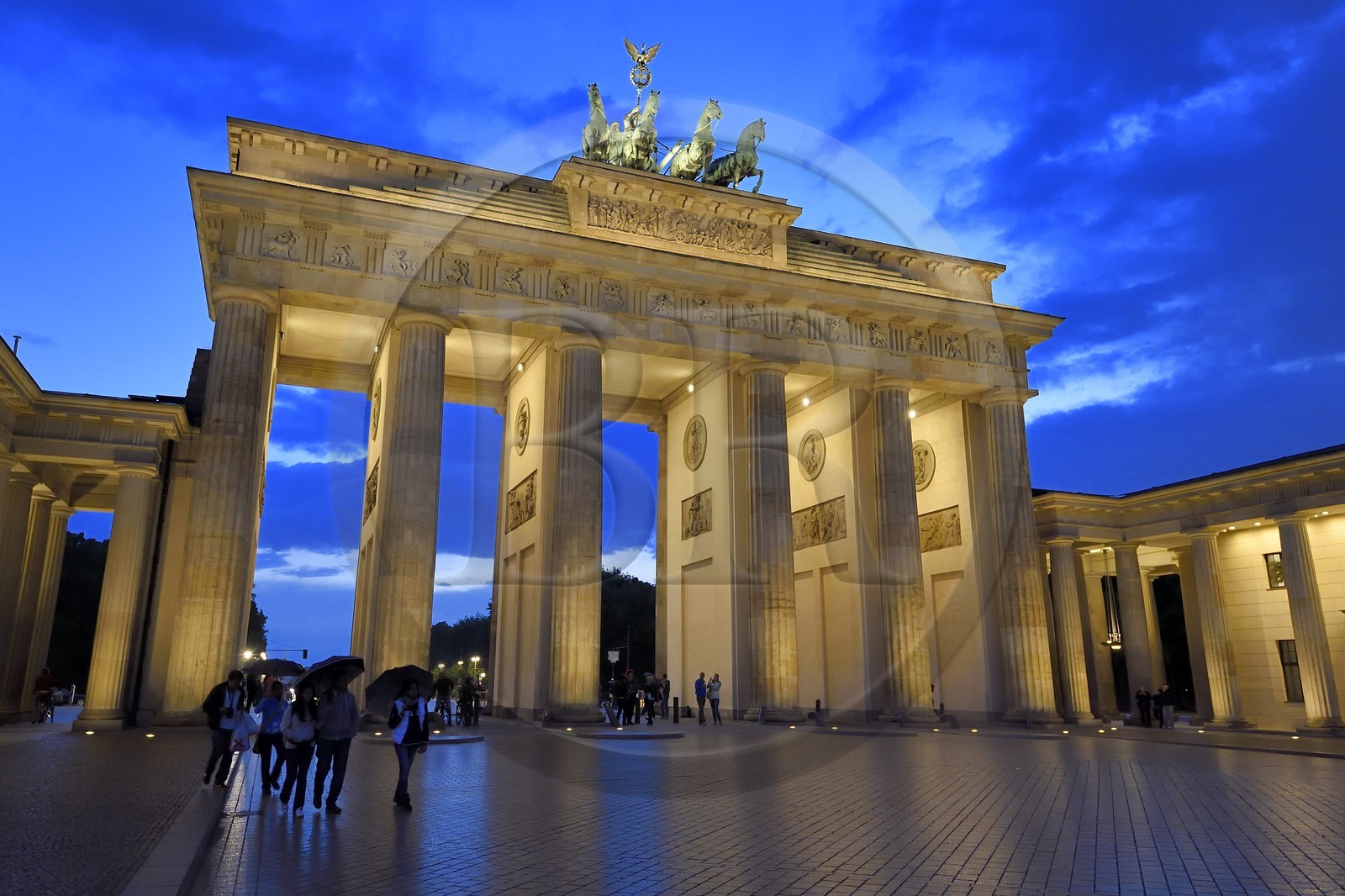 Allemagne, Berlin, Porte de Brandebourg sur l'avenue Under den Linden et Pariser platz