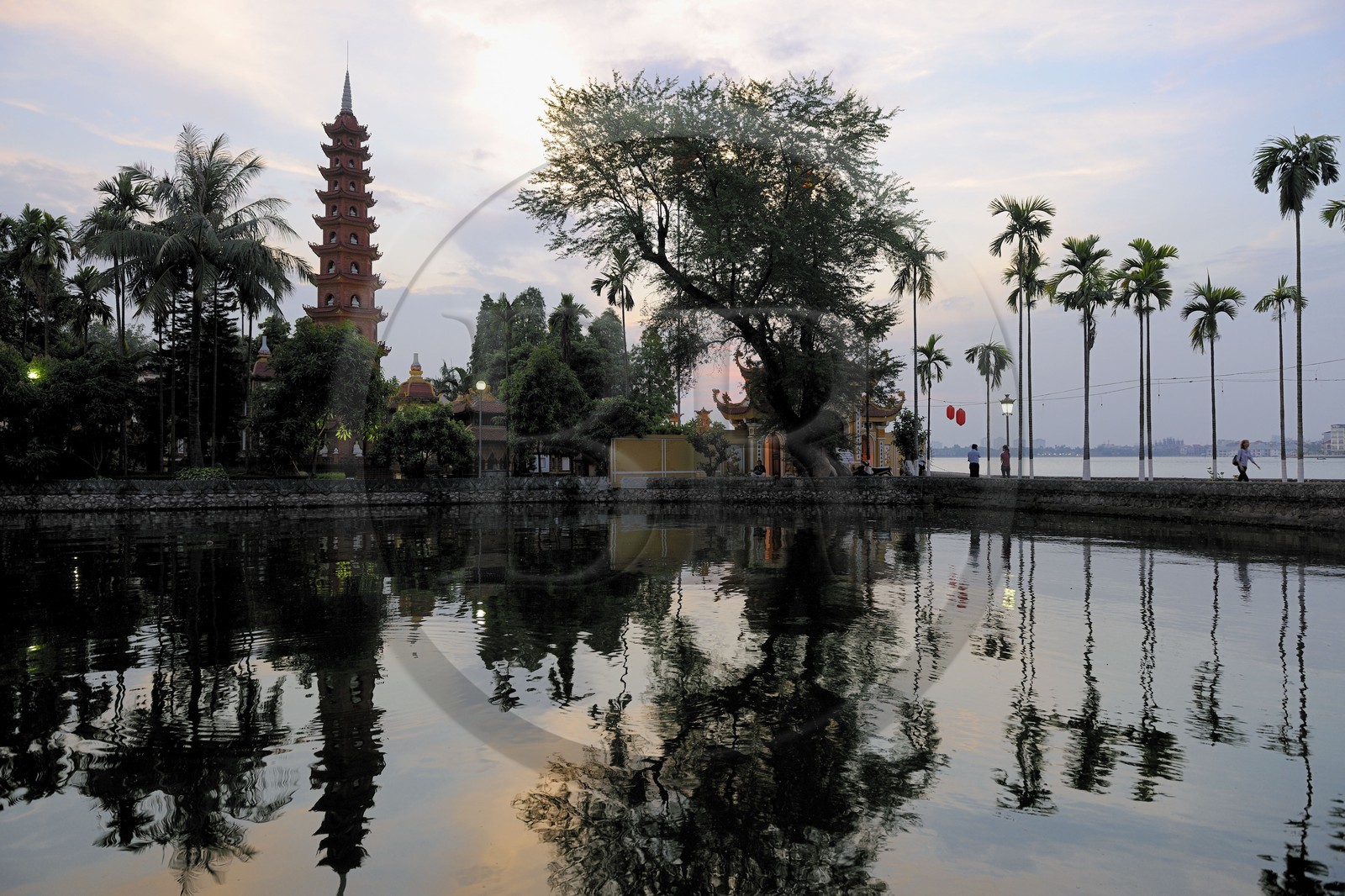Vietnam, Hanoï, lac de l'Ouest ou Ho Tay, pagode Tran Quoc, une des plus anciennes du pays, reconstruites au XVe et au XVIIIe siècles