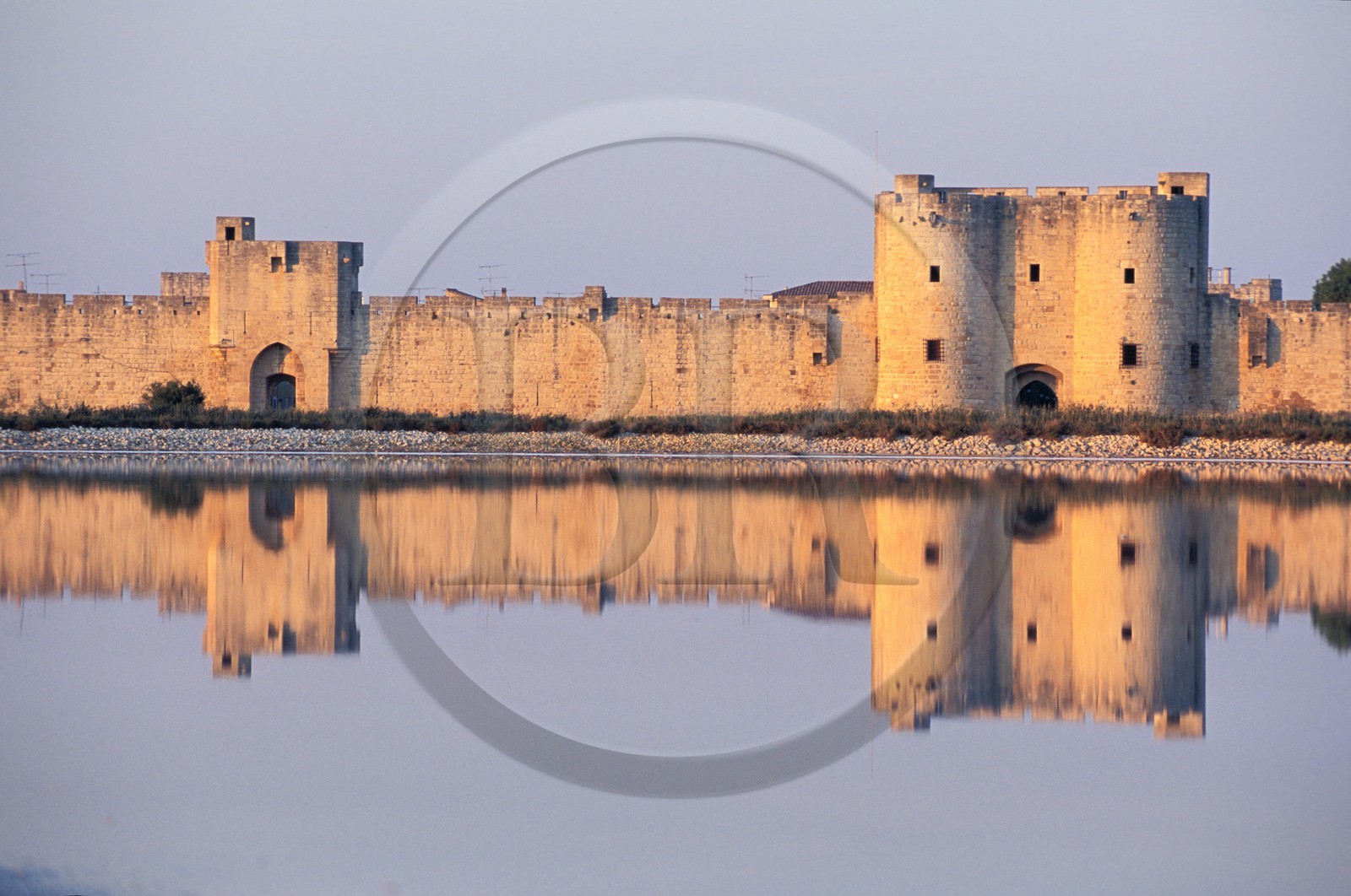 France, Gard (30), Aigues-Mortes, les remparts de la ville derrière l' étang