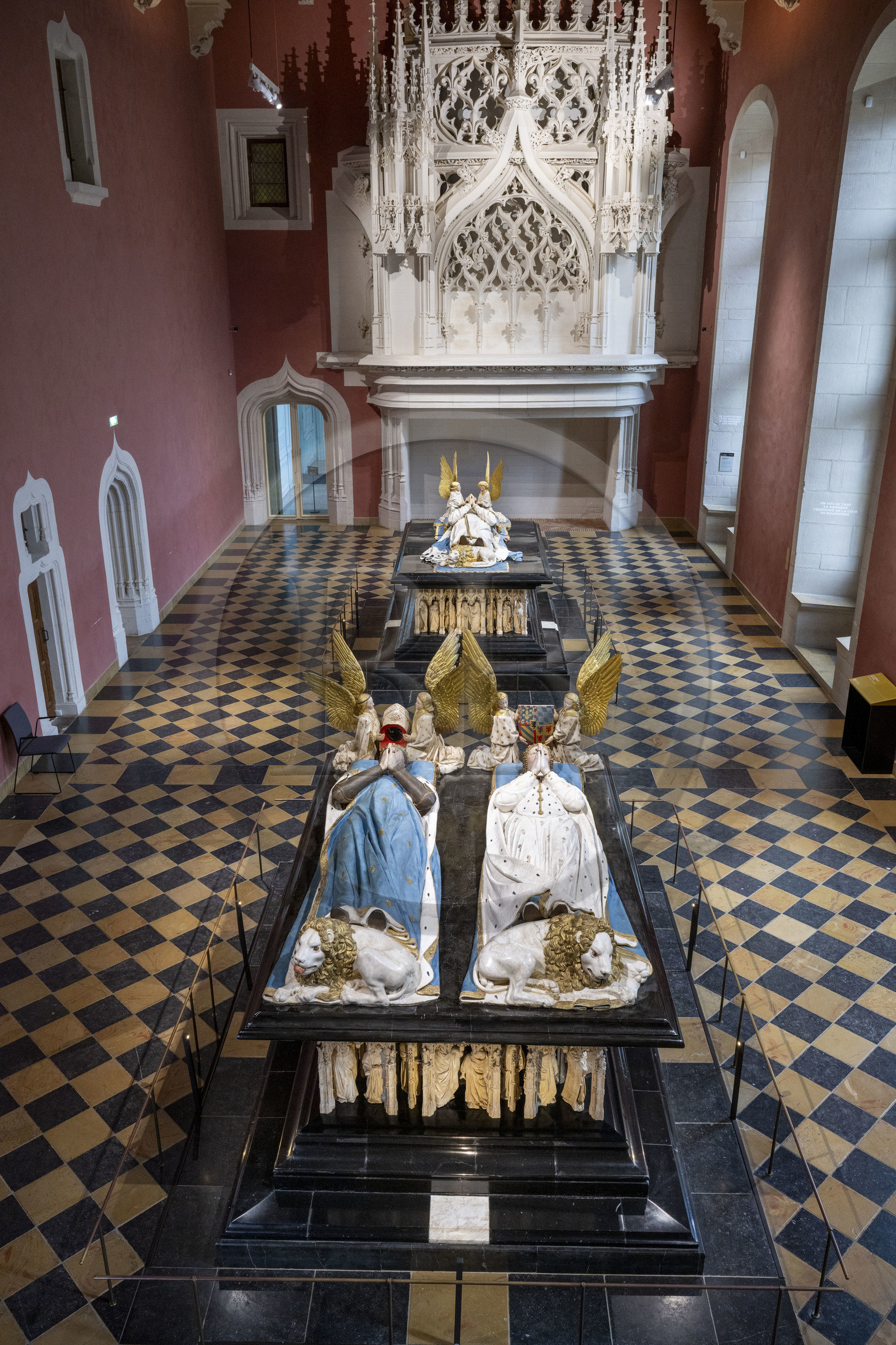 France, Côte-d'Or (21), Dijon, zone classée Patrimoine Mondial de l'UNESCO, Musée des Beaux-Arts dans l'ancien palais des ducs de Bourgogne, salle des tombeaux, la grande salle du palais contient les cénotaphes de Philippe le Hardi et de Jean sans Peur, au premier plan le tombeau de Jean sans Peur avec son épouse Marguerite de Bavière et le cortège des pleurants sculptés par Jean de la Huerta sous les gisants