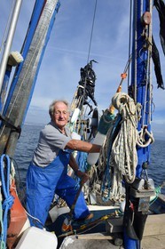 France, Var (83), Iles d'Hyères, parc national de Port Cros, Ile de Porquerolles, Bernard Samuel dit Sam le pêcheur sur son pointu (bateau) Le Corailleur