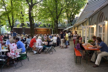 Allemagne, Bade-Wurtemberg, Fribourg en Brisgau, Biergarten Hausbrauerei Feierling à Gerberau 46, brasserie-jardin sous les chataigniers