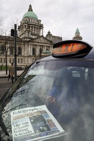 Royaume-Uni, Irlande du Nord, Belfast, black taxi devant le City Hall (hotel de ville) sur Donegall square