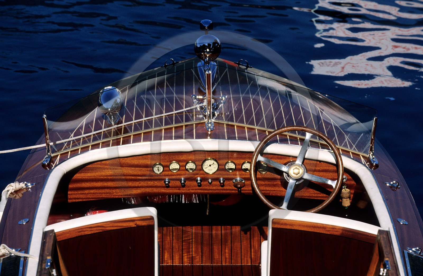 France, Savoie (73), Navig'Aix au lac du Bourget, canot automobile en bois d'acajou