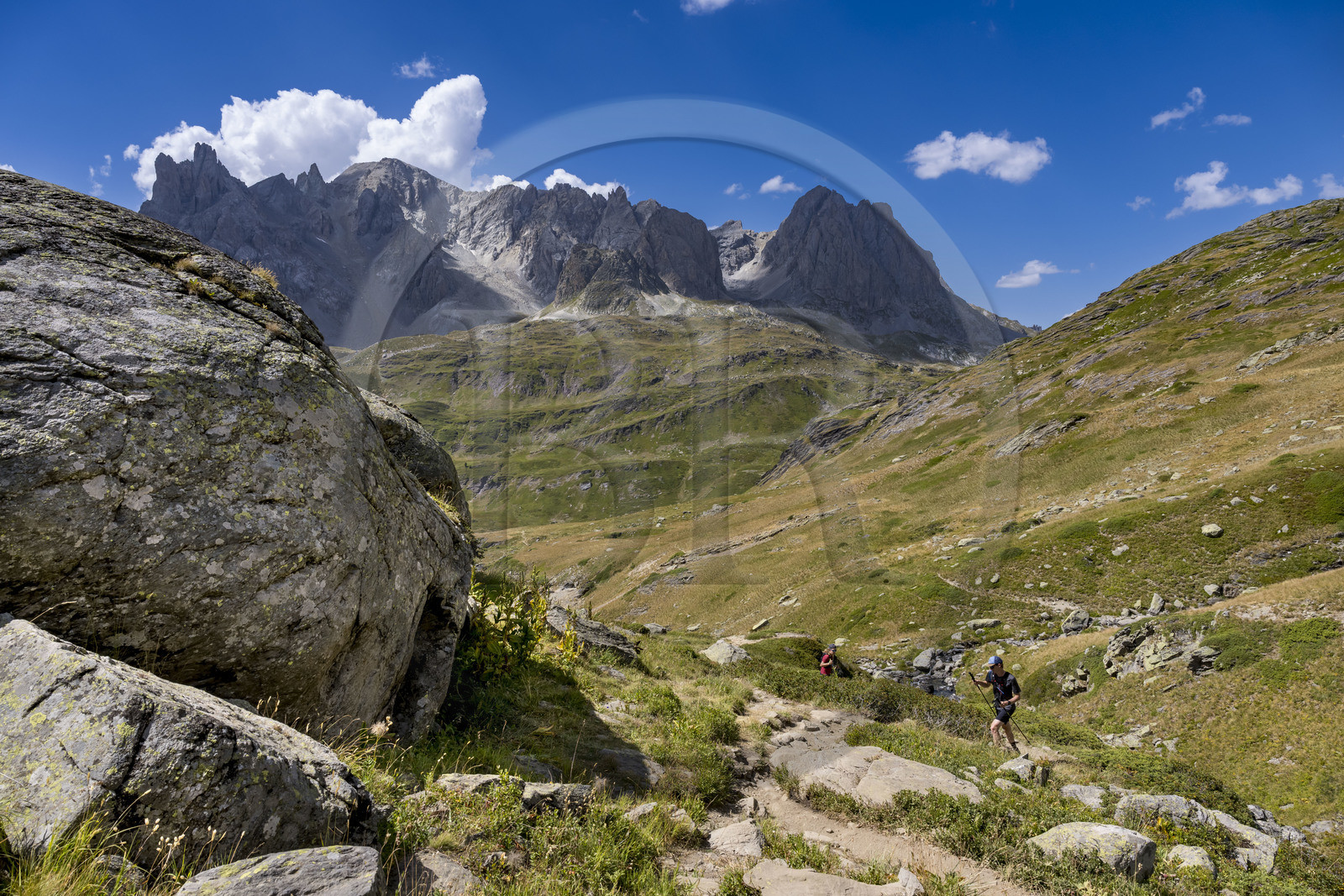 France, Hautes Alpes (05), le Briançonnais, Névache, randonneurs dans la haute vallée de la Clarée, le massif des Cerces en arrière-plan