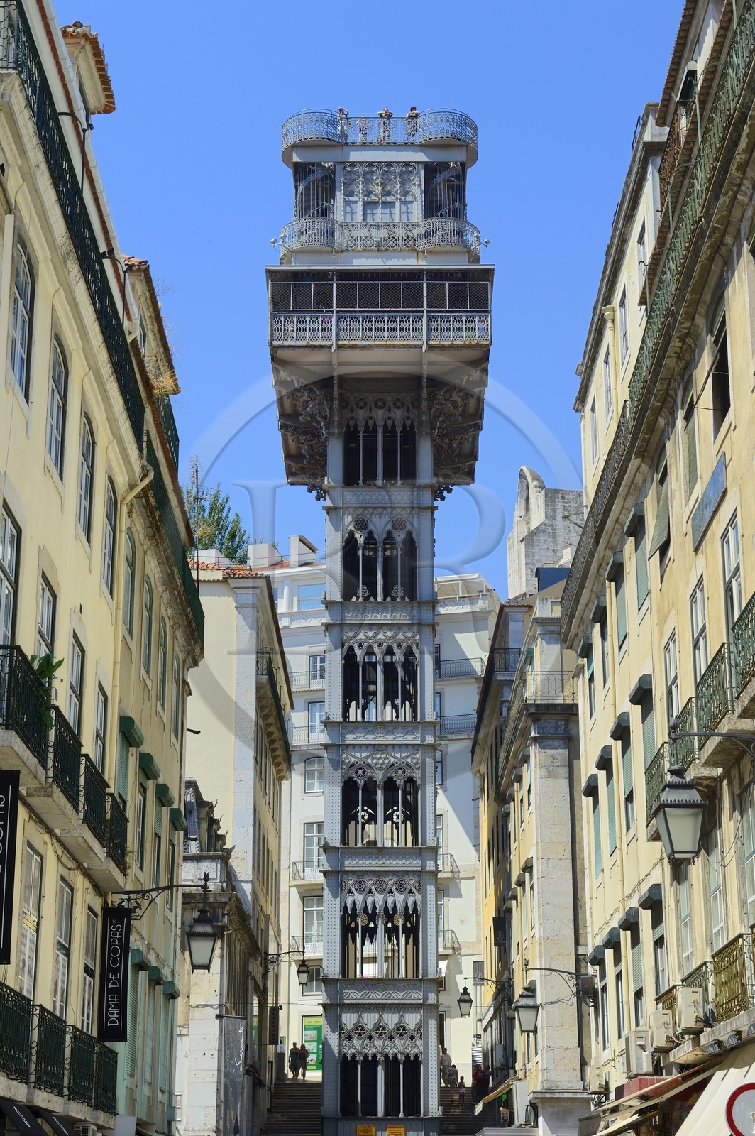 Portugal, Lisbonne, quartier de Baixa pombalin, elevador de Santa Justa, tour métallique avec ascensceur en style néogothique, construit en 1902 par Raoul Mesnier du Ponsard, étudiant de Gustave Eiffel, vu depuis la rue Santa Justa