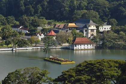 Sri Lanka, province du centre, Kandy, ville sacrée classée patrimoine mondial de l'UNESCO, Temple de la Dent de Bouddha (Sri Dalada Maligawa) en bordure du lac Bogambara