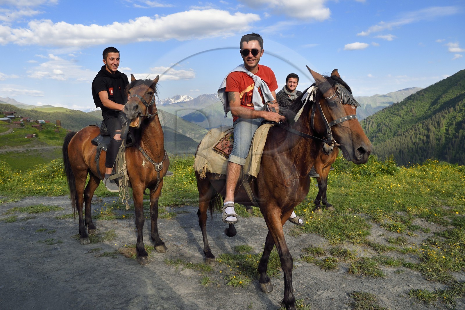 Géorgie, Kakheti, Parc national de Touchétie, cavaliers georgiens sur la piste de Bochorna (2345 metres) village habité le plus élevé du pays et l'un des plus élevés d'Europe