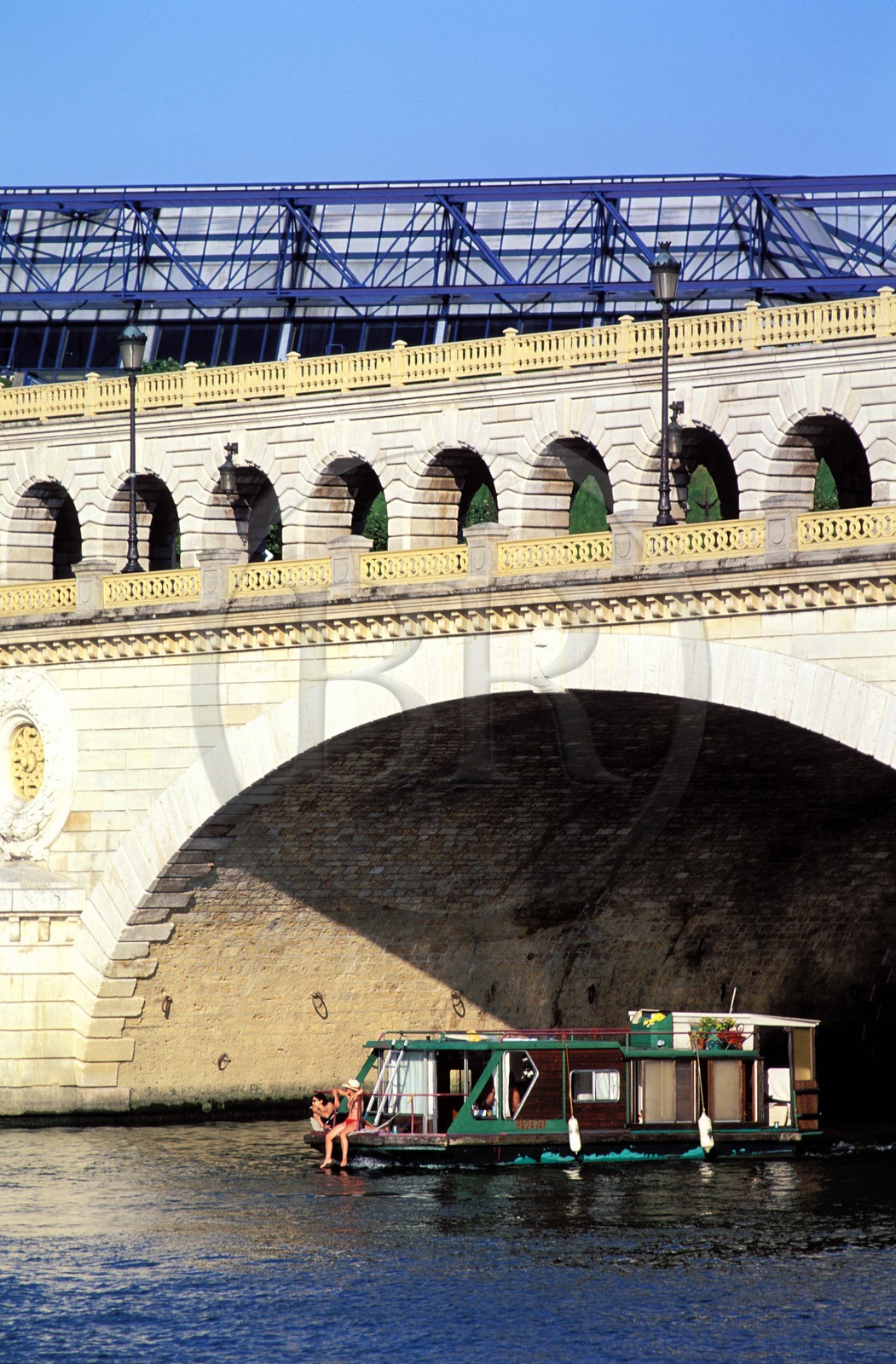 France, Paris (75), les rives de la Seine, classées Patrimoine Mondial de l'UNESCO, tourisme fluvial sous le pont de Bercy