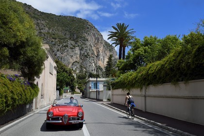 France, Alpes-Maritimes (06), Beaulieu-sur-Mer, Alfa Romeo Giulietta décapotable de collection sur la route de la Basse Corniche