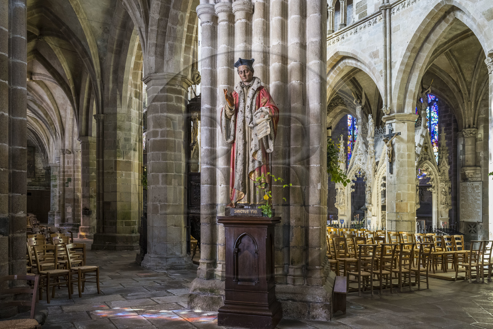 France, Côtes-d'Armor (22), Tréguier, cathédrale Saint-Tugdual, statue de Saint Yves plaidant et son tombeau en arrière plan