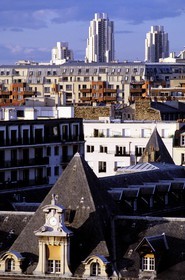 France, Paris (75), vieux toits de l'Hôpital Saint-Louis et les tours de la rue de Flandre dans le 19ème arrondissement