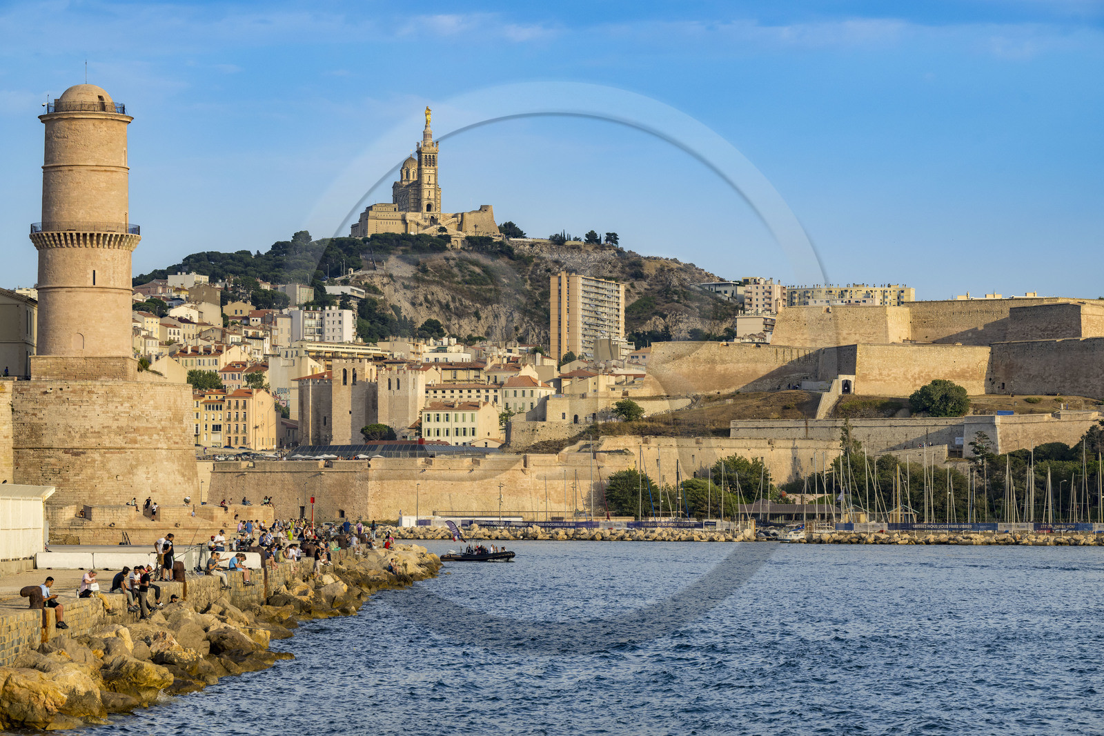 France, Bouches-du-Rhône (13), Marseille, le Fort Saint-Jean à gauche, l’abbaye Saint-Victor au centre et la Citadelle de Marseille (Fort Saint-Nicolas) à droite, la basilique Notre Dame de la Garde en arrière plan