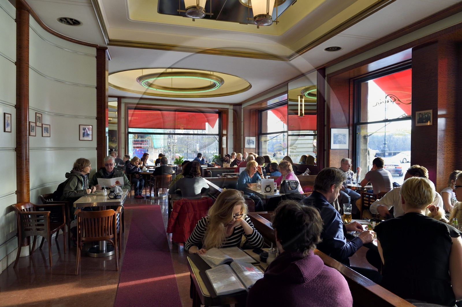République Tchèque, Prague, Nove Mesto, le café Slavia (ex fief de la dissidence) sur le quai de la Vtlava
