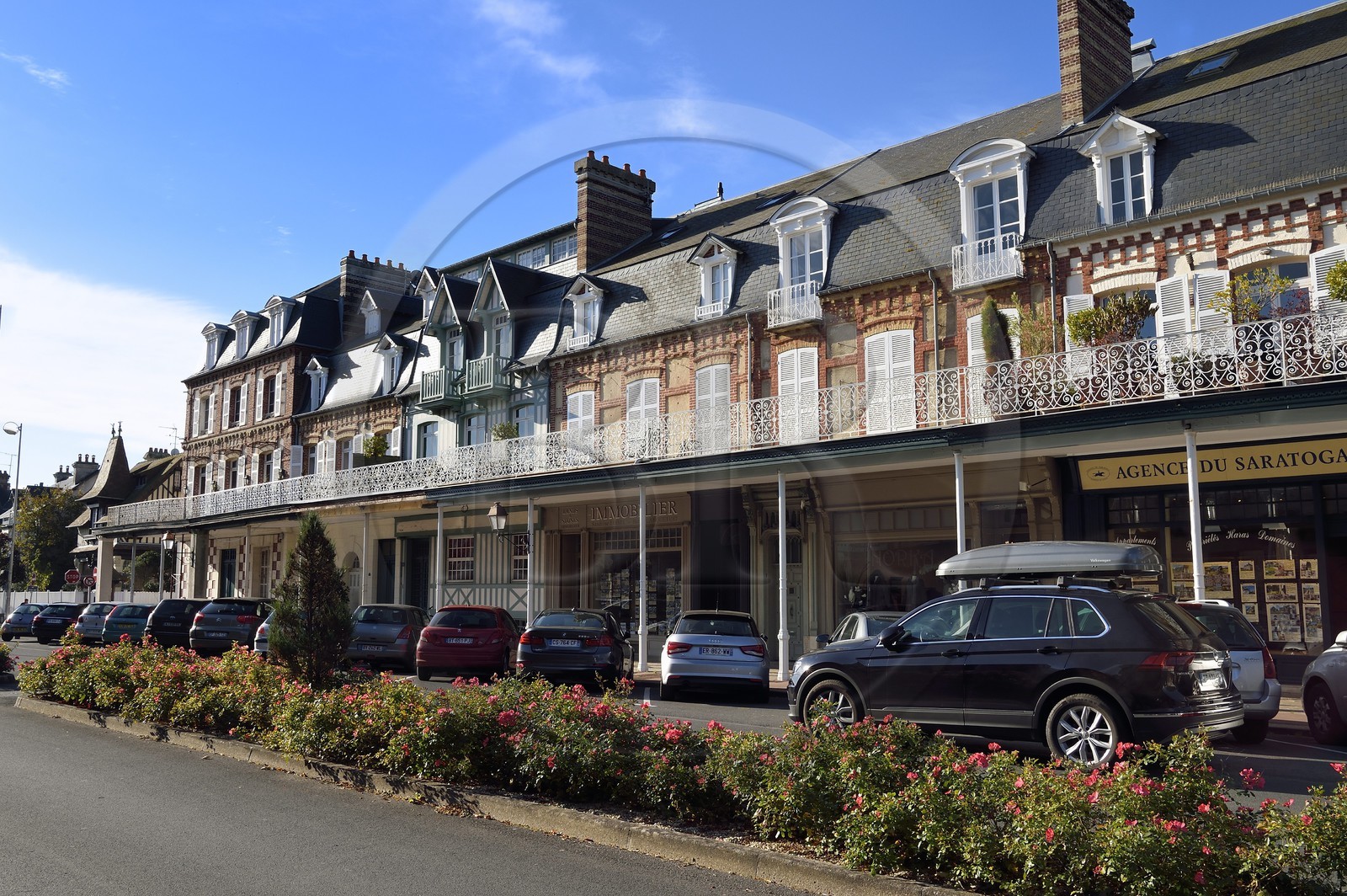 France, Calvados (14), Pays d'Auge, Deauville, magasins sous les arcades avenue Charles de Gaulle