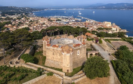 France, Var (83), Saint-Tropez, la citadelle du XVIe siècle qui héberge le musée d'histoire maritime, la ville est en arrière plan (vue aérienne)