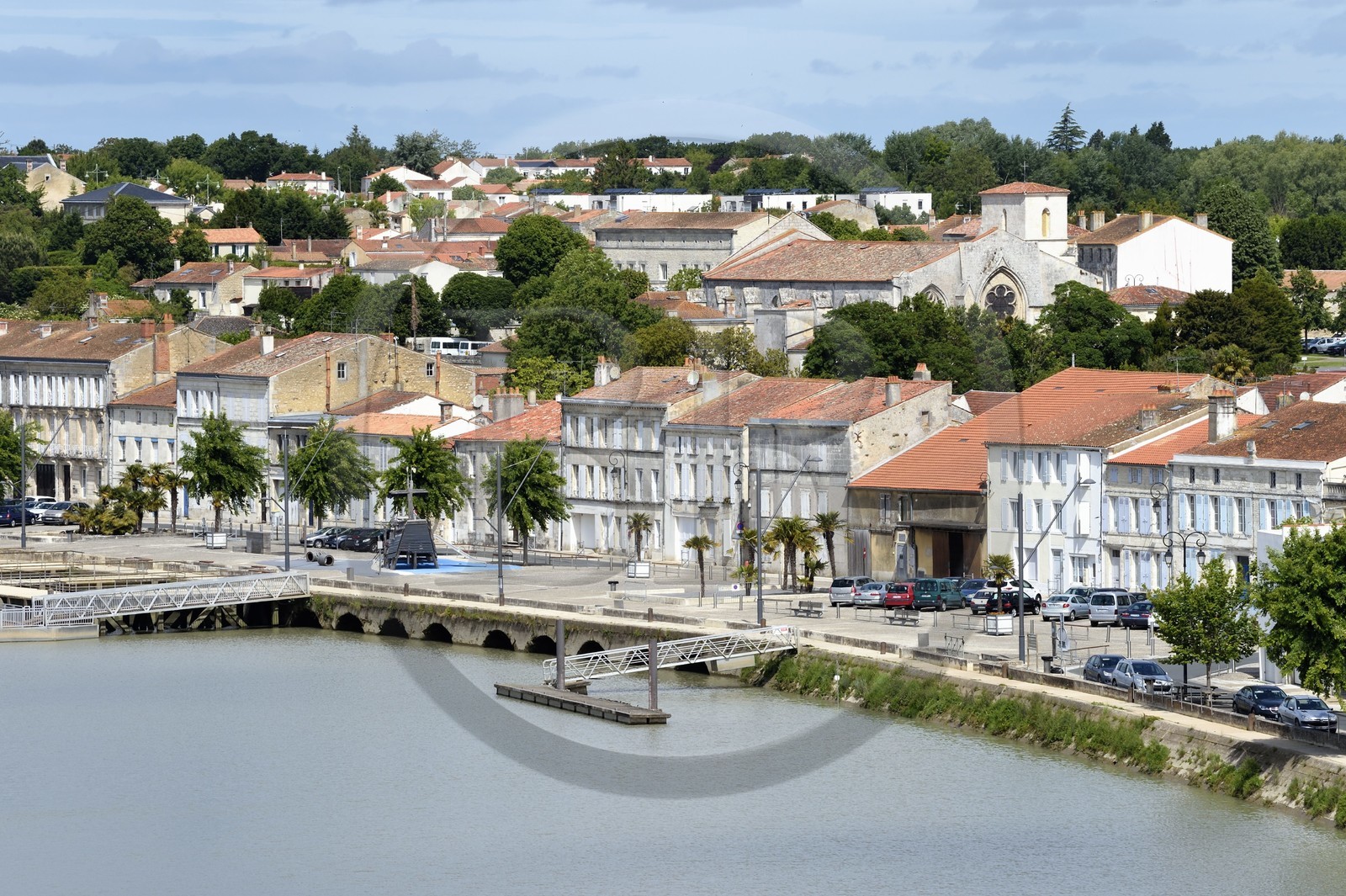 France, Charente-Maritime (17), Saintonge, Tonnay-Charente, les anciens entrepots des distilleries de cognac sur le port qui borde la Charente