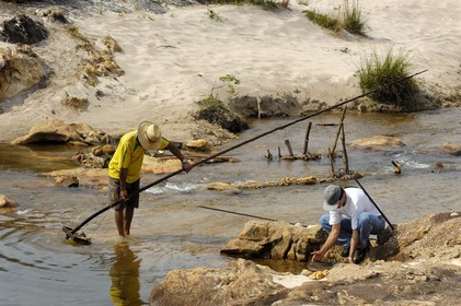Brésil, Etat du Minas Gerais, ville de Diamantina, garimpero, prospecteur d'or dans une rivière (Route de l'or, Estrada Real)