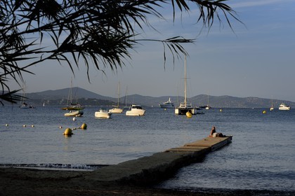 France, Var (83), Saint-Tropez,  baie des Canebiers, ponton sur la plage des Canebiers