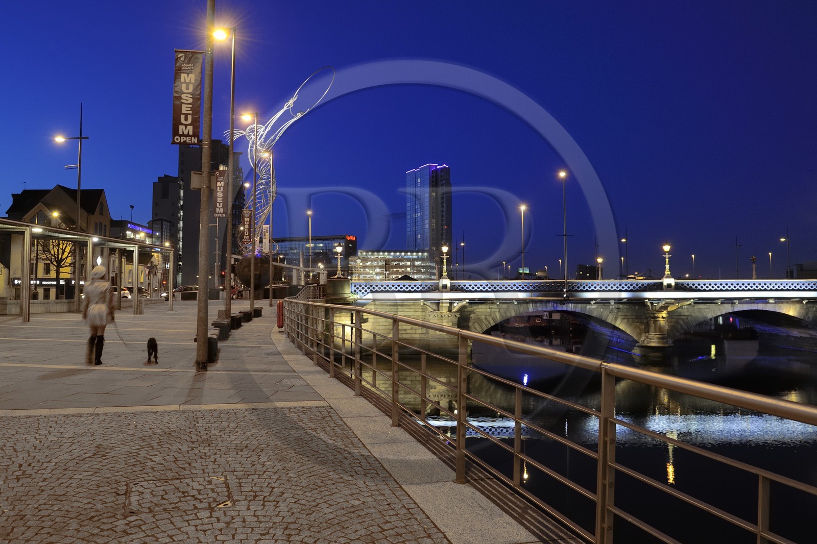 Royaume-Uni, Irlande du Nord, Belfast, le waterfront au bord de la rivière Lagan, Queens Bridge, Beacon of Hope (statue pour la Paix) est une sculpture en métal par Andy Scott de 19,5 mètres de haut construiet en 2007 à Thanksgiving Square et le plus haut gratte-ciel d'Irlande la Obel Tower en arrière plan