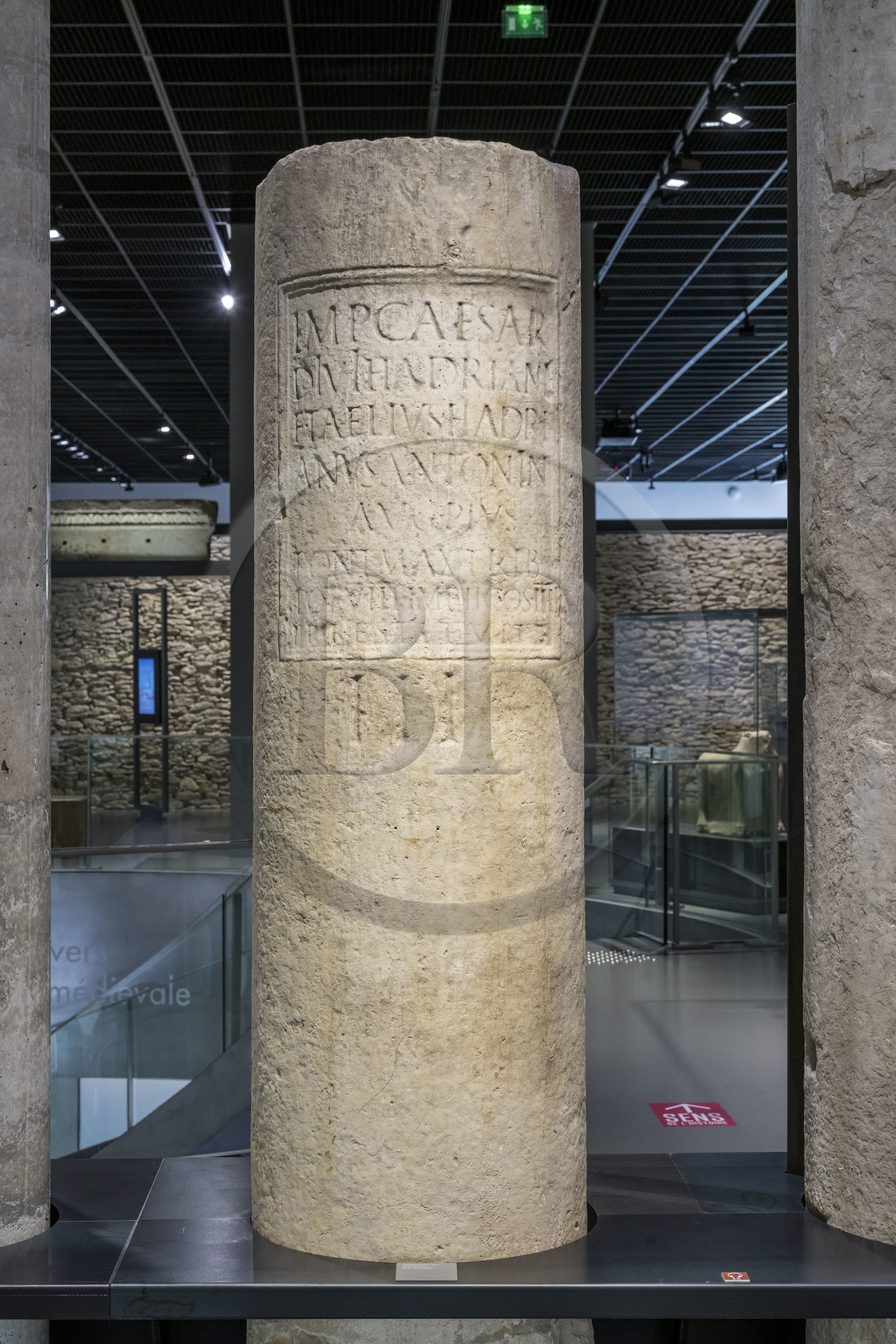 France, Gard (30), Nîmes, Musée de la Romanité de l'architecte Elizabeth de Portzamparc, borne milliaire d'Antonin Le Pieux (144-145 ap. J.-C.) sur la Voie Domitienne (Via Domitia)