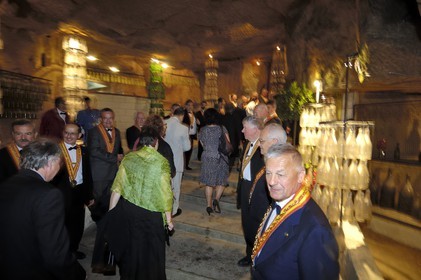 France, Indre et Loire (37), Chinon, les Caves Painctes, confrérie des bons entonneurs rabelaisiens lors du Chapitre de la Fleur