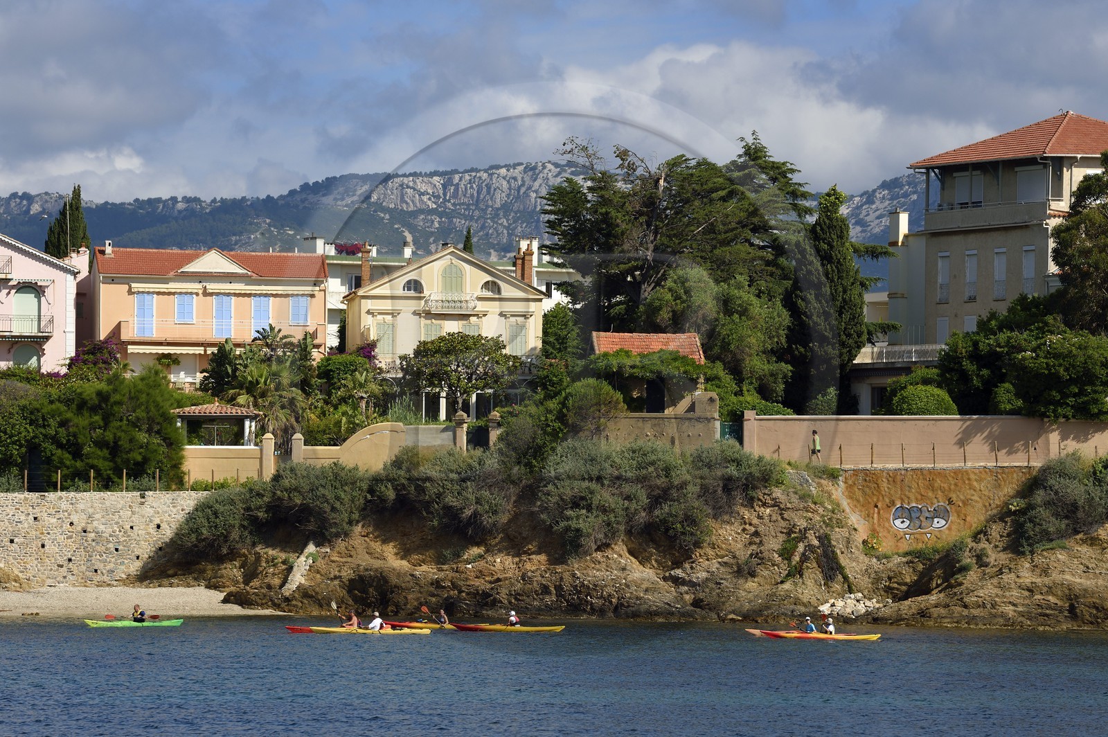 France, Var (83), Toulon, kayakistes en bordure du quartier du Mourillon