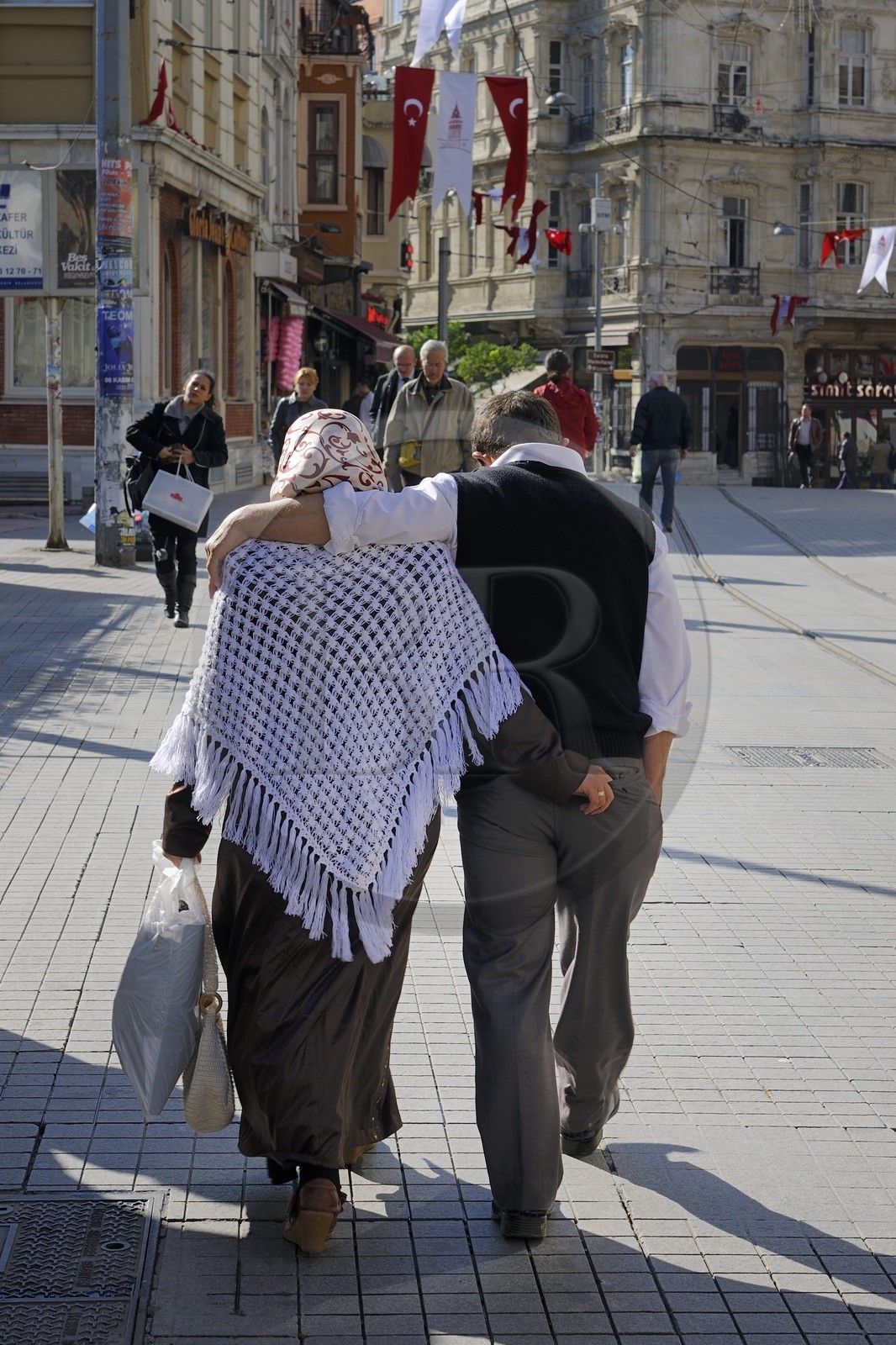 Turquie, Istanbul, quartier de Beyoglu, la grande artère Istiklal Caddesi de la ville européenne, couple d'amoureux enlacés