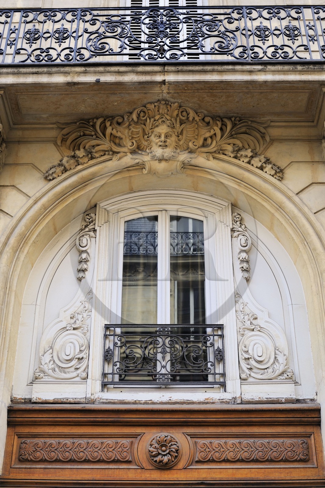 France, Paris (75), immeuble haussmannien au n° 68 rue de Lisbonne, entresol au dessus de la porte cochère