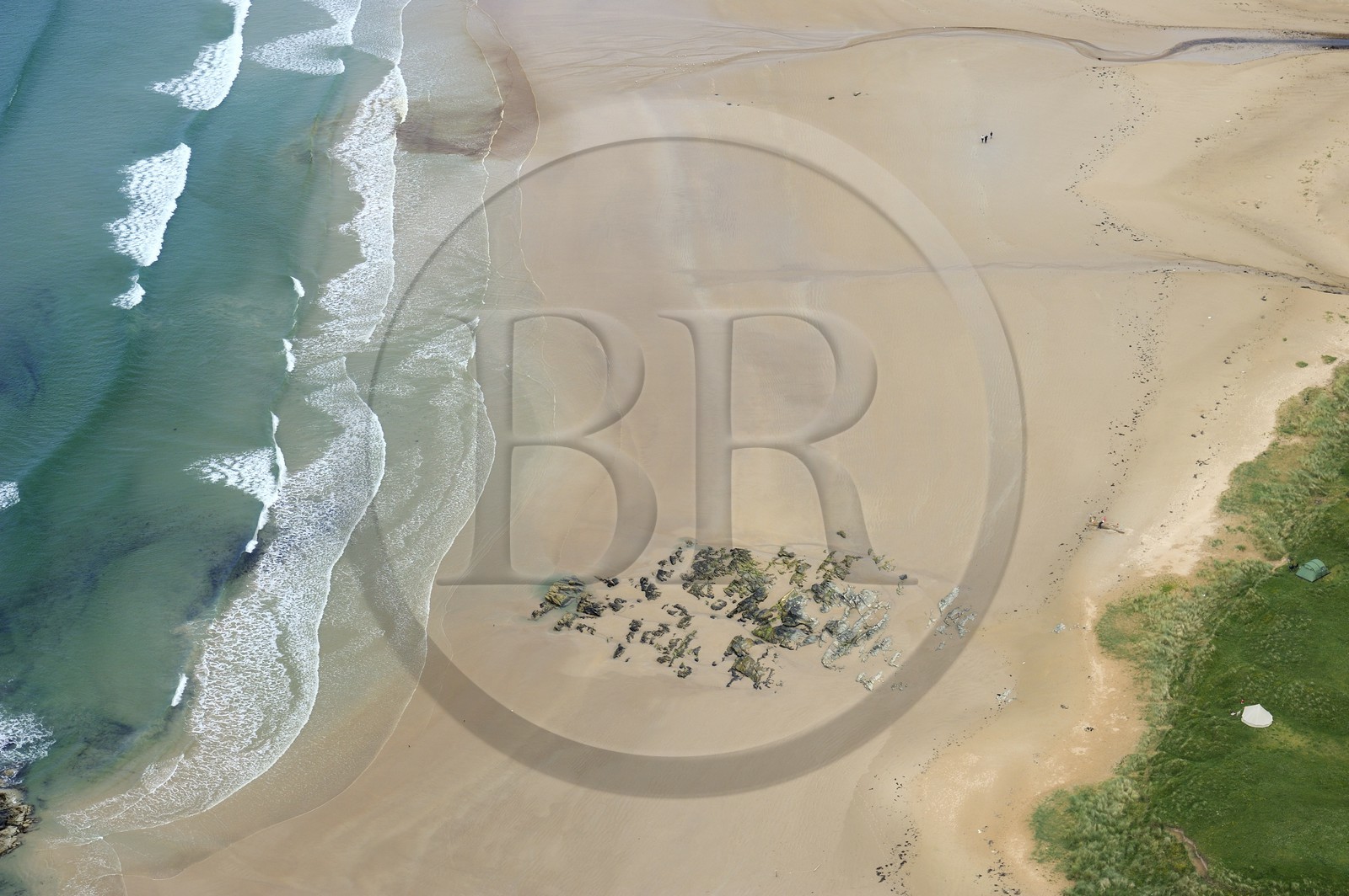 Royaume-Uni, Ecosse, Hébrides intérieures, Ile de Islay, campeurs sur la plage de Kintra dans Laggan Bay (vue aérienne)